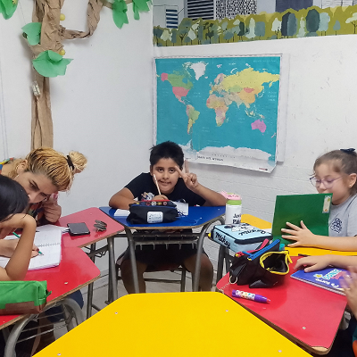 Niños estudiando