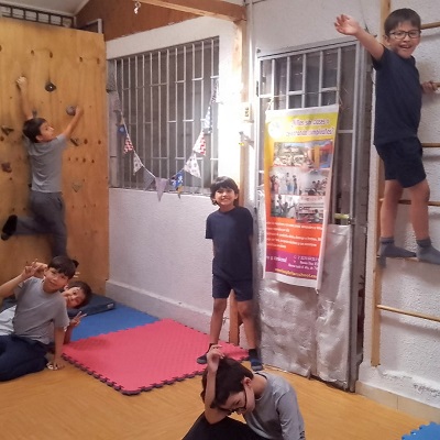 Niños jugando en sala Motricidad en muro escalada y pared