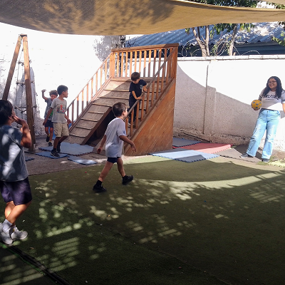 Niños jugando en el patio