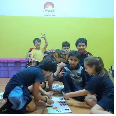 Niños jugando en sala Tranquia con juegos de salón y leyendo