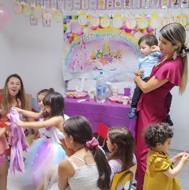 festejando cumpleaños niña 4 años