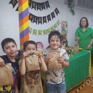 Niños con sopresas de cumpleaños temático dinosaurios