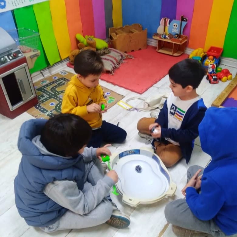 Niños en juego libre en invierno
