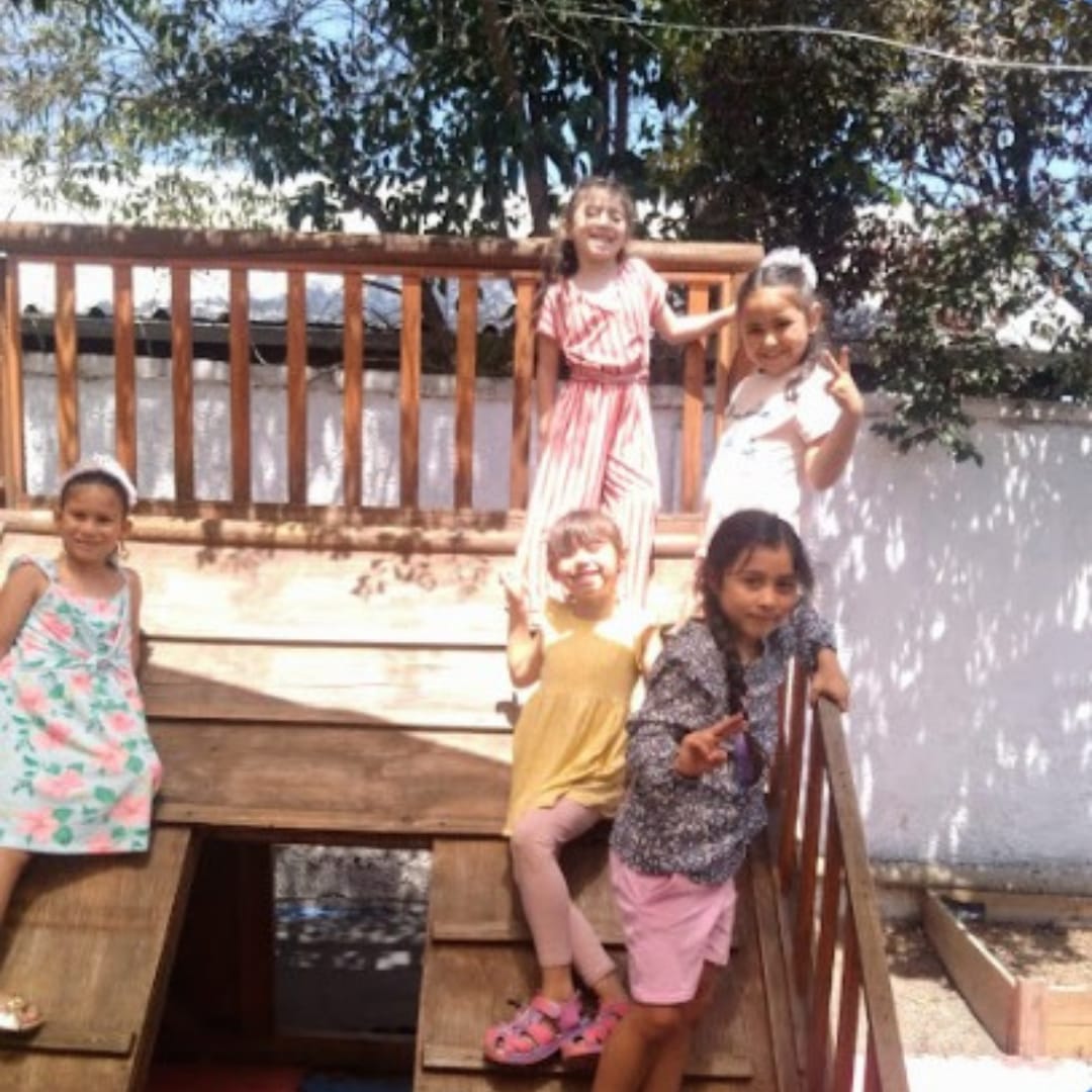 niñas en el patio en verano
